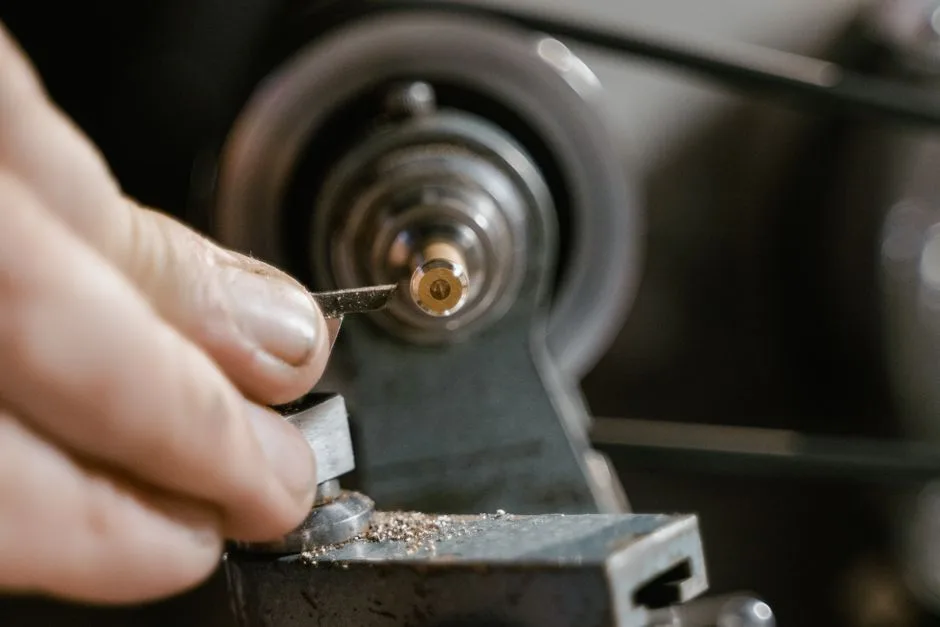 Atelier artisanal avec machines et pièces en cours de fabrication
